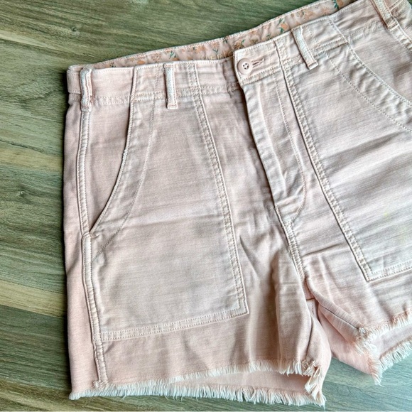 American Eagle Mid Rise Utility Pocket Shorts Light Pink Raw Frayed Hem Size 6 - Picture 6 of 13